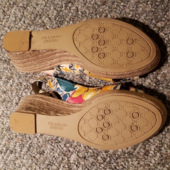 **BRAND NEW** Franco Sarto Multi-Colored Floral Wedges Size 6 1/2 US - Picture 3 of 6
